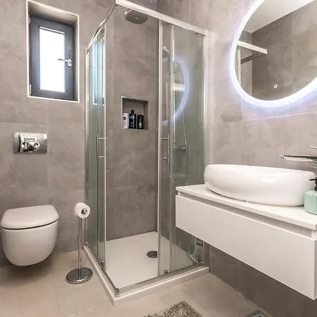 3 Bedroom Beautiful In Rastane Donje Vakantiehuis *