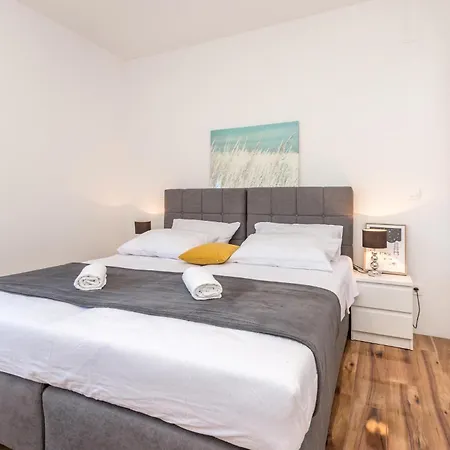 3 Bedroom Beautiful In Rastane Donje בית נופש *