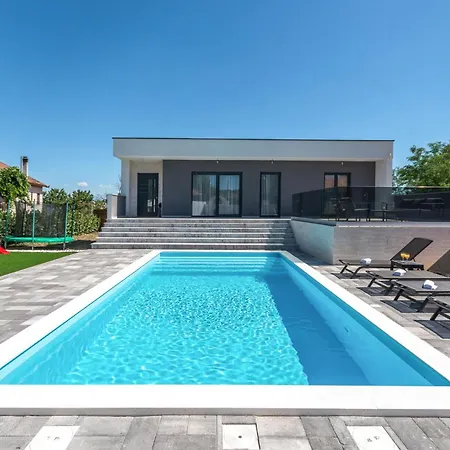 3 Bedroom Beautiful In Rastane Donje * Donje Rastane