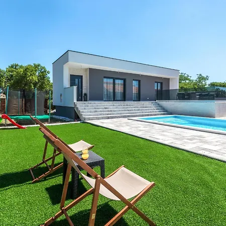 Vakantiehuis 3 Bedroom Beautiful In Rastane Donje Donje Rastane