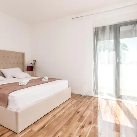 Ferienhaus Beautiful In Rastane Donje