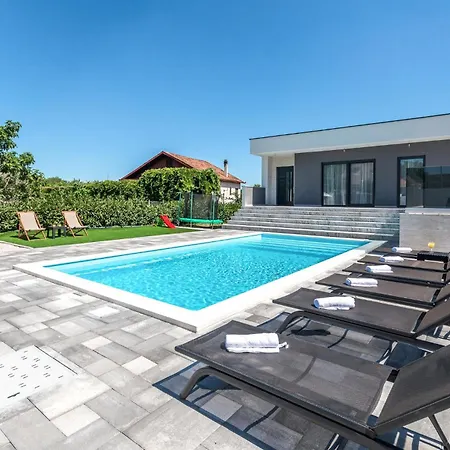 3 Bedroom Beautiful In Rastane Donje * Donje Rastane