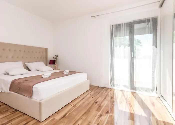 Ferienhaus Beautiful In Rastane Donje