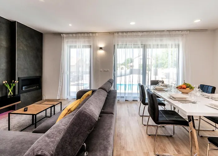 Holiday home Beautiful In Rastane Donje Donje Rastane